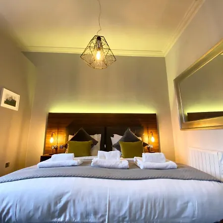 The Waterhouse At Claremont Apartman